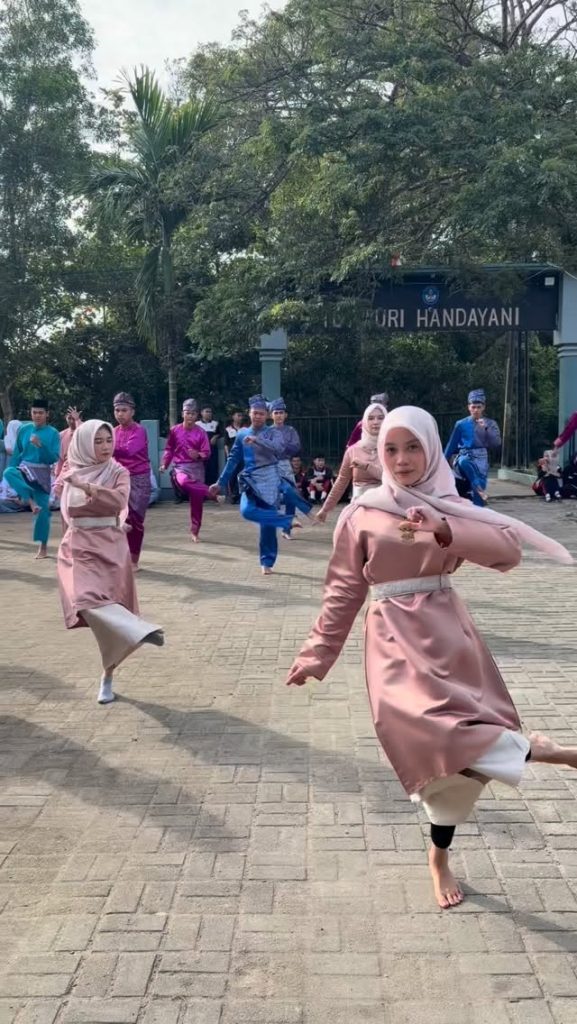 Tanda Sambas Mendunie: Merawat Tradisi Lewat Jejak Langkah di Sekolah 🌿✨